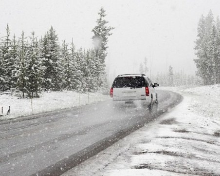 Снежно бедствие в Румъния! Хиляди без ток, затворени училища и блокирани пътища