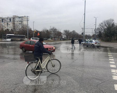 Tролейбусни жици се стовариха върху кола в Пловдив