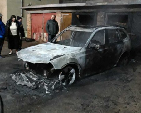 Запалиха двата автомобила на свидетели по дело срещу бивш депутат ВИДЕО