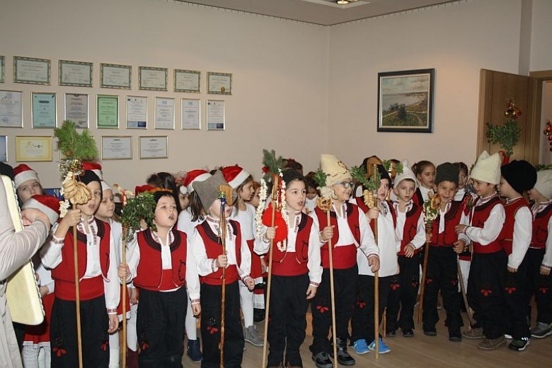 Деца коледуваха при кмета на Раковски СНИМКИ