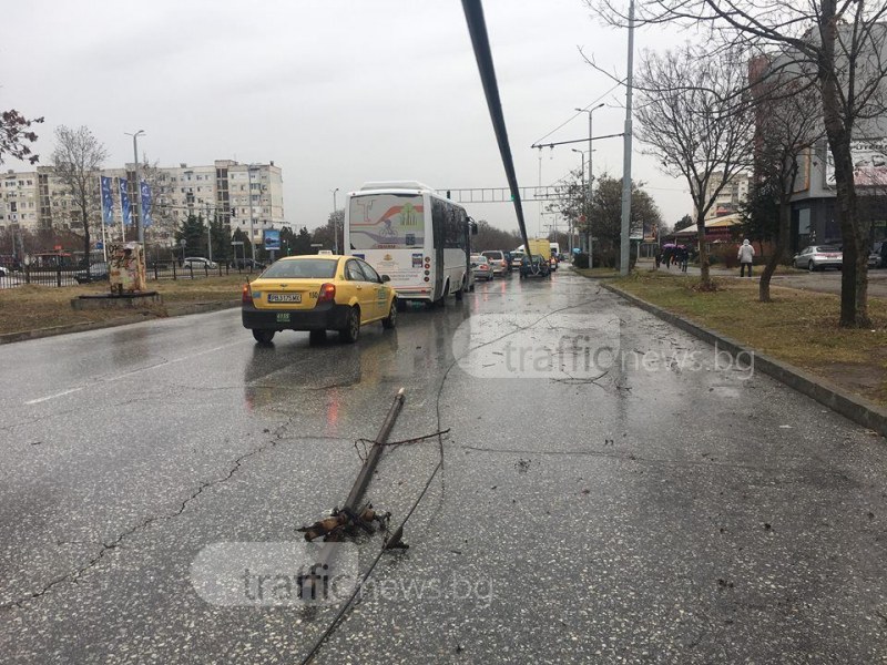 Камион е бутнал тролейбусните жици в Тракия, паднали са върху няколко коли СНИМКИ+ВИДЕО