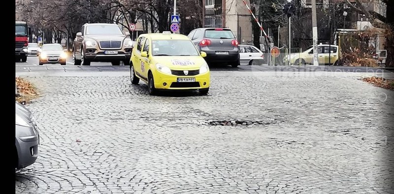 Опасно за шофьори и пешеходци: Павета хвърчат от булевард 