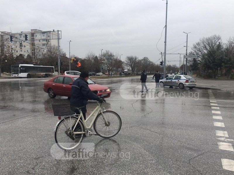 Tролейбусни жици се стовариха върху кола в Пловдив