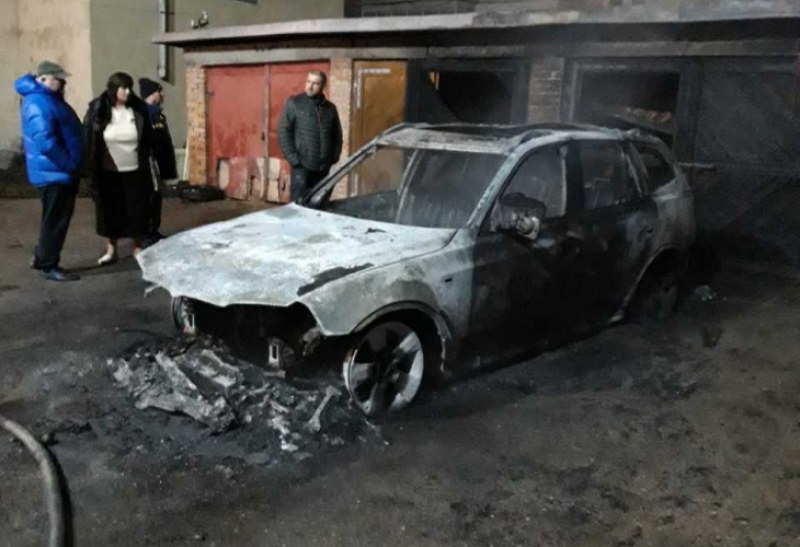 Запалиха двата автомобила на свидетели по дело срещу бивш депутат ВИДЕО