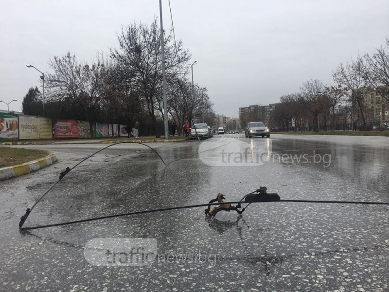 Затвориха за движение улица в Тракия заради падналите жици ВИДЕО