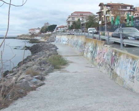 Активизираха се свлачища на метри от хотелите в Равда