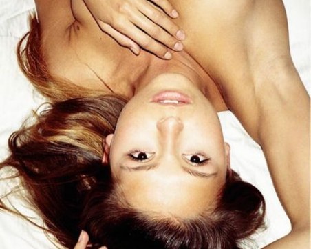 Арестуваха модел на Плейбой заради гола фотосесия във Ватикана СНИМКИ