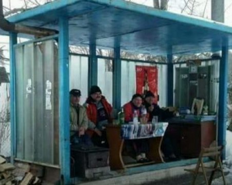 Автобусна спирка в Монтанско се превърна в кръчма