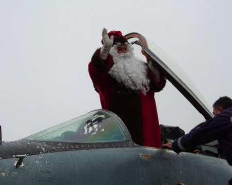 Дядо Коледа подкара изтребител край Пловдив СНИМКИ