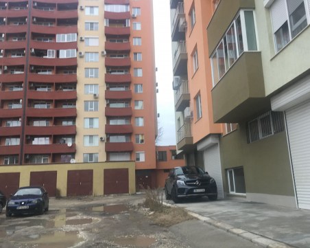 Джиповете - на тротоара, пешеходците - в калта