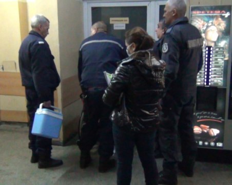 Мъжът, ранил трима полицаи, има психични проблеми