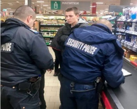 Охранители пребиха момче, набедено, че “краде“ батерии от търговски обект