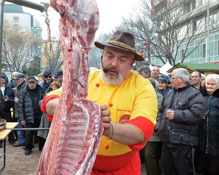 Прасетата пред Община Пловдив - Ути: Това е част от културата ни!, Веган: Коледа не е само ядене и пиене