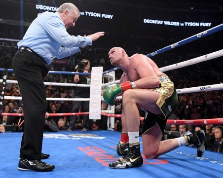 Тайсън Фюри разкри как е успял да се изправи след тежкия удар на Уайлдър ВИДЕО