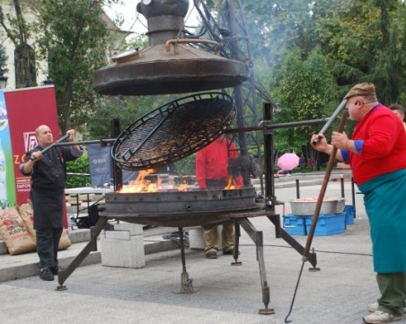 Тотев: Няма да колим прасетата, искаме да запознаем младите с българските традиции