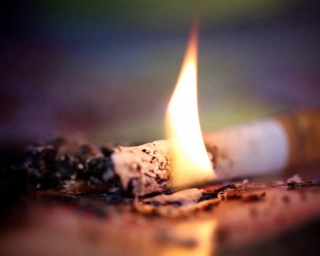 Жена загина при пожар в дома си, пламнал от неизгасена цигара