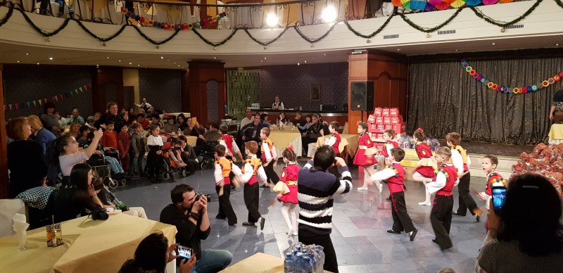 Деца със специални потребности с празник за Коледа в Пловдив СНИМКИ