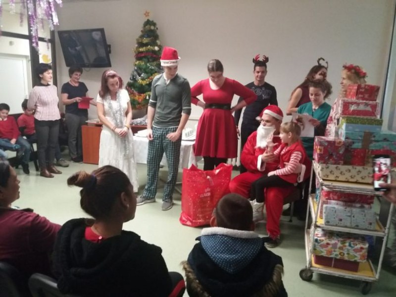 Дядо Коледа раздаде подаръци в детски клиники
