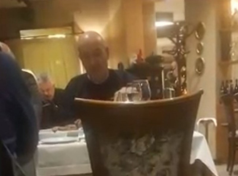 Ценко Чоков е уж под домашен арест, а е в ресторант в София