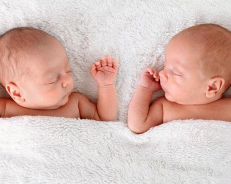 Близначки станаха майки в един и същи ден