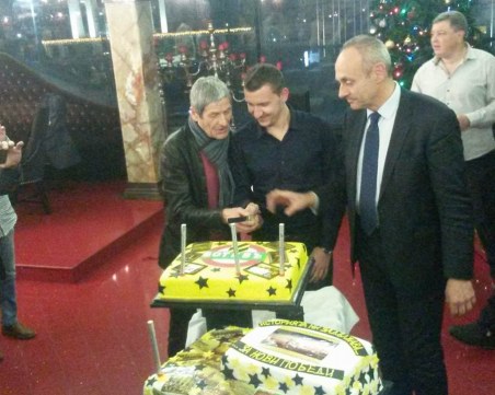 Чико и Тошко Неделев разрязаха тортата, легендата на Ботев си пожела кран СНИМКИ