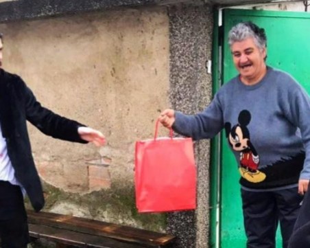 Футболист на Славия зарадва социално слаби семейства с коледни пакети