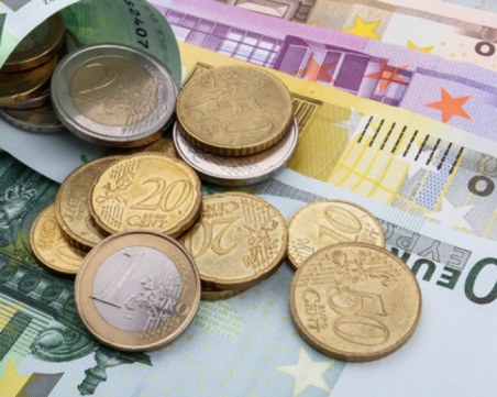 Какви заплати и пенсии взимат съседите ни?