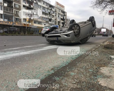 Кола се обърна по таван след удар с такси край Панаира ВИДЕО