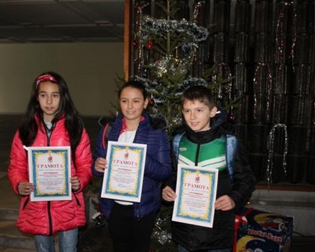 Петокласници намериха чанта с 1000 лева, занесоха я в полицията