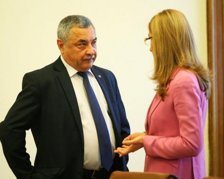 Симеонов вече не е в кабинета, но скандалите му с Ангелкова продължават