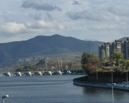 Търсят тялото на новородено в Кърджали! Източват Водното огледало