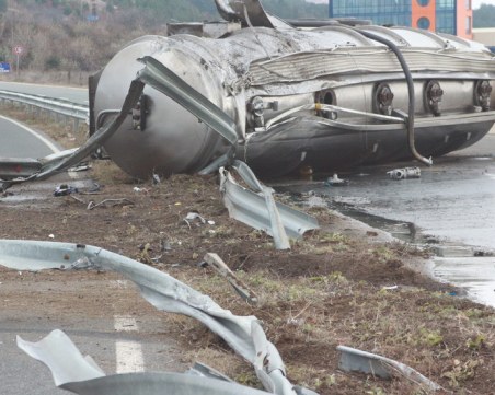 Цистерна с нафта се обърна на околовръстния път на Казанлък