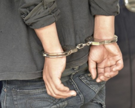 Задържаха за 72 часа младежът, намушкал 10 пъти мъж в барака