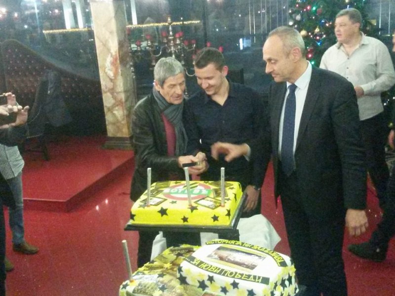 Чико и Тошко Неделев разрязаха тортата, легендата на Ботев си пожела кран СНИМКИ