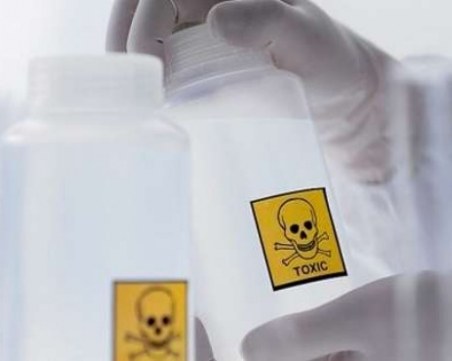 Дъщеря заля майка си със сода каустик