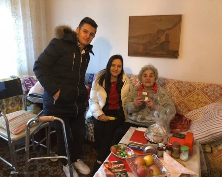 Доброволци внасят коледен дух в домовете на самотни пенсионери в Пловдив