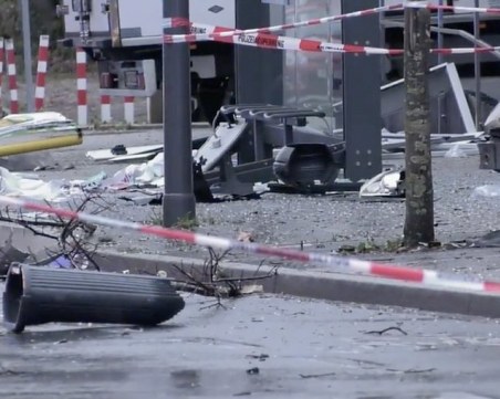 Кола се вряза в спирка, има жертва и ранени в Германия