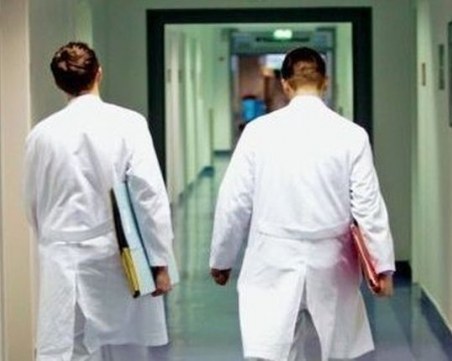 Мъж заби юмрук на медик, тъстът му починал в търсене на помощ