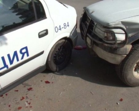 Патрулка удари учебна кола и се заби в дърво