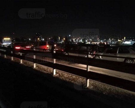 Пиян и без книжка е предизвикал мелето с пет коли на моста на Адата СНИМКИ