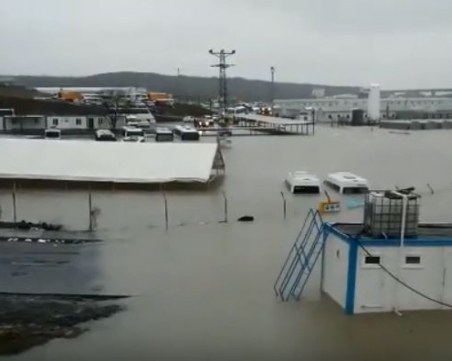 Поройните дъждове наводниха новото летище в Истанбул ВИДЕО