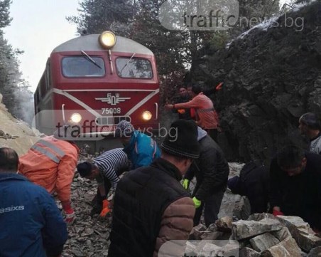 Теснолинейката е дерайлирала край гара Юруково СНИМКИ