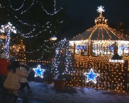 Вълшебство! Чех украси с над 50 хиляди коледни лампички къщата си