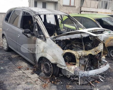 За трети път горя колата на пловдивчанин в Кючука! Съседи: Това вече е вендета СНИМКИ