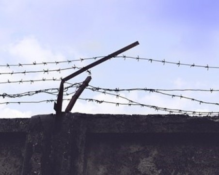 Задържан е втори надзирател, внасял телефони в затвора в Ловеч