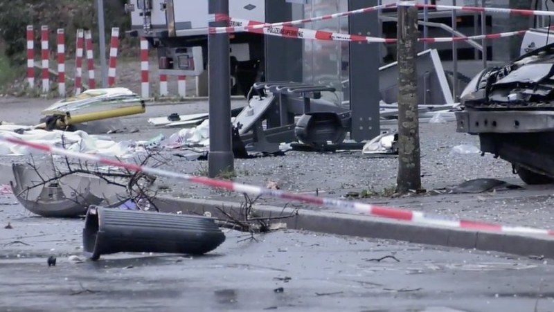 Кола се вряза в спирка, има жертва и ранени в Германия