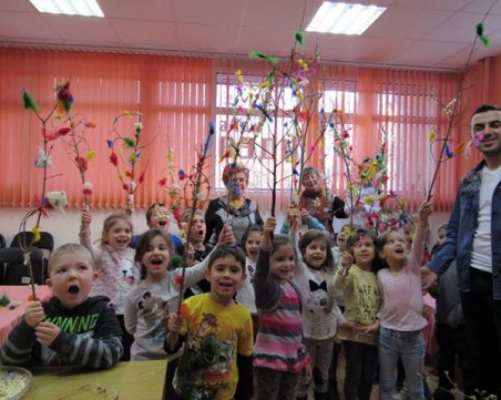 Деца помагат на деца в Тракия! Малчуганите събраха 700 лева СНИМКИ