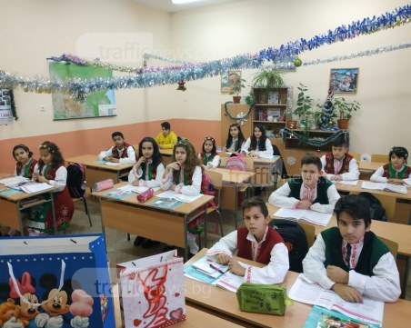 Дрескод! Деца замениха ученическите униформи с народни носии СНИМКИ