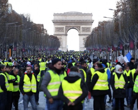 Френският парламент одобри мерки за успокояване на “жълтите жилетки“