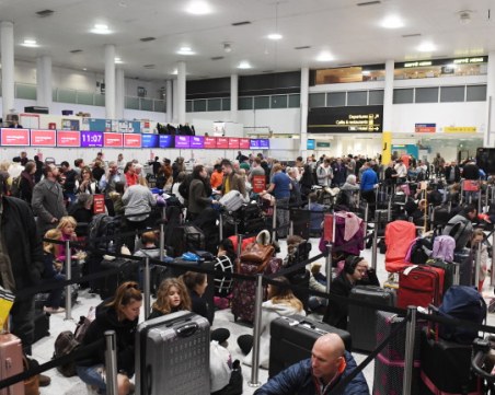 Хаос по летищата в Европа, хиляди пътници останаха блокирани